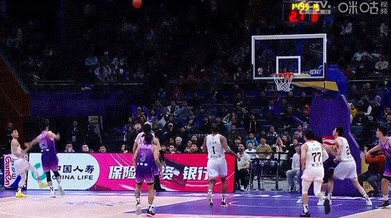 积极的77！黄荣奇谈关键补篮：

“就是靠积极性，只要队友投篮，我都会进入内线拼