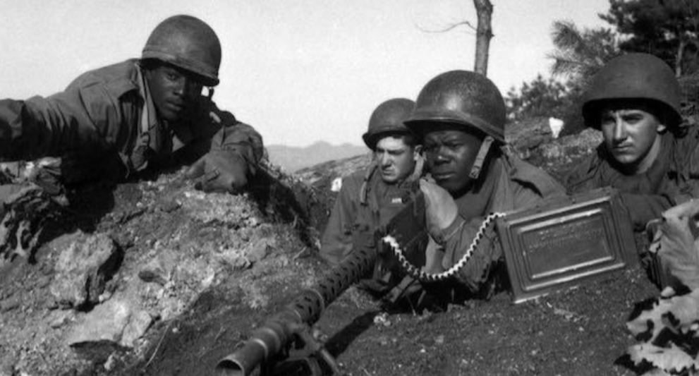 1948年的朝鲜战场上，因为美国总统杜鲁门废除了军队种族隔离制度，让美国的黑人士