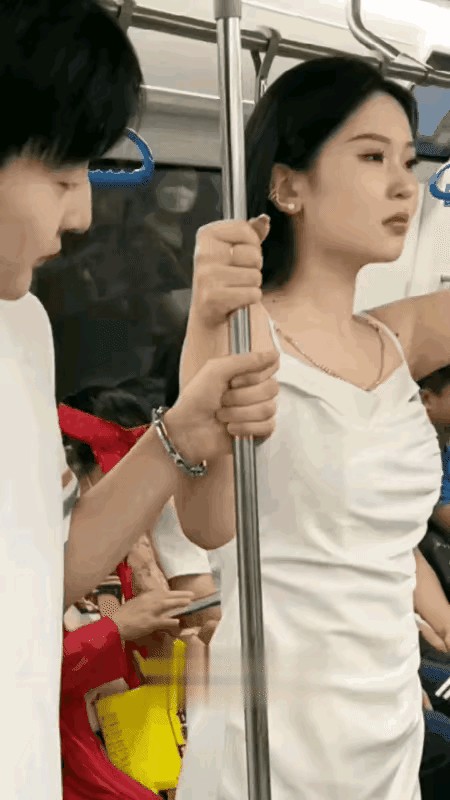地铁男戳女子手 原是抓错拖把

                        