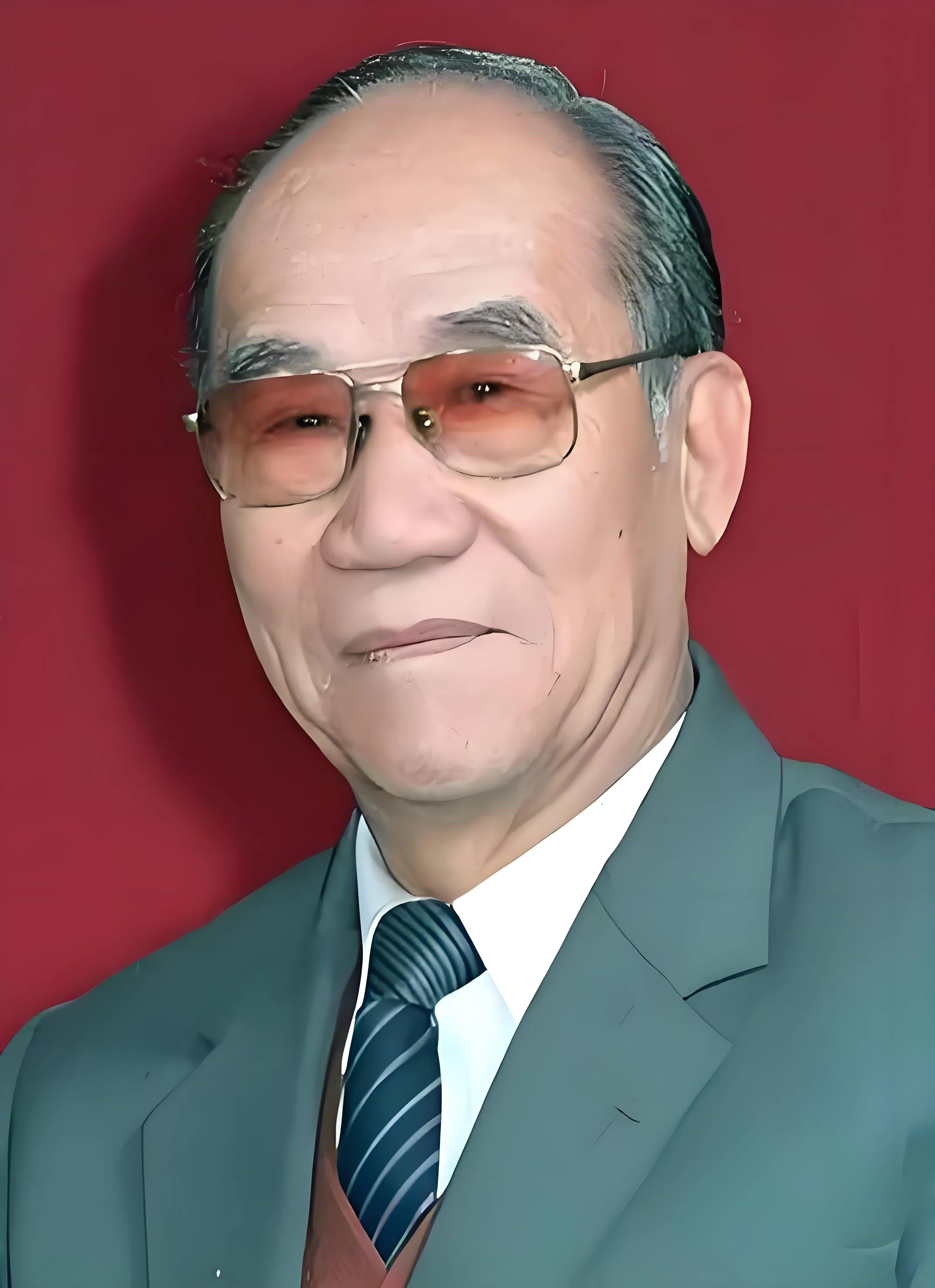 侯耀华提到，他们家和大多数家庭不同，每周只能与父亲见一次面。

在大多数普通家庭