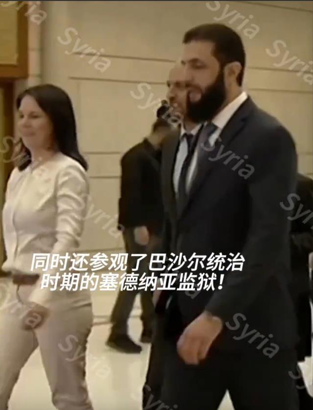 贝尔伯克这是有意见啊，心里还是看不上朱拉尼。

访问叙利亚，却不跟朱拉尼握手，硬