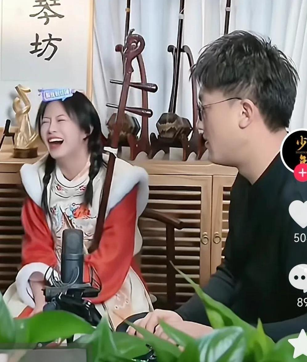 昨晚十一点左右，二饼和力哥献演最后一曲后说要提前下播了，二饼说最近有点不舒服，一
