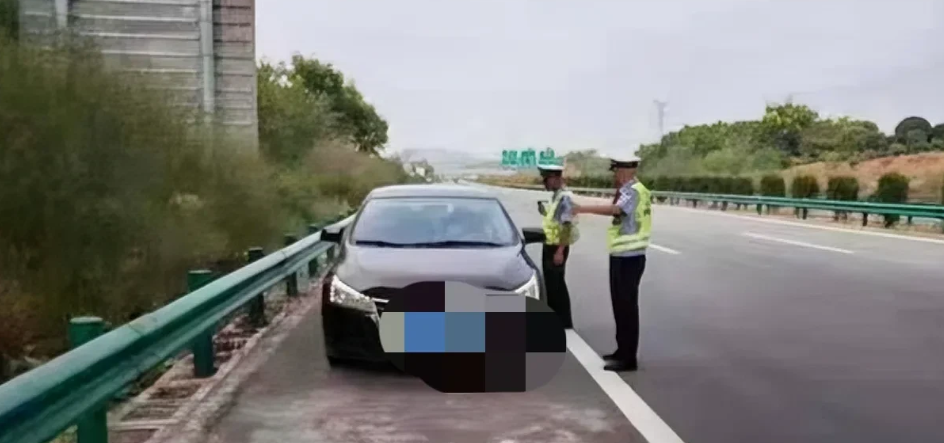 四川，男子开网约车在高速公路收费站附近应急车道接打电话时，被交警查处并处200元