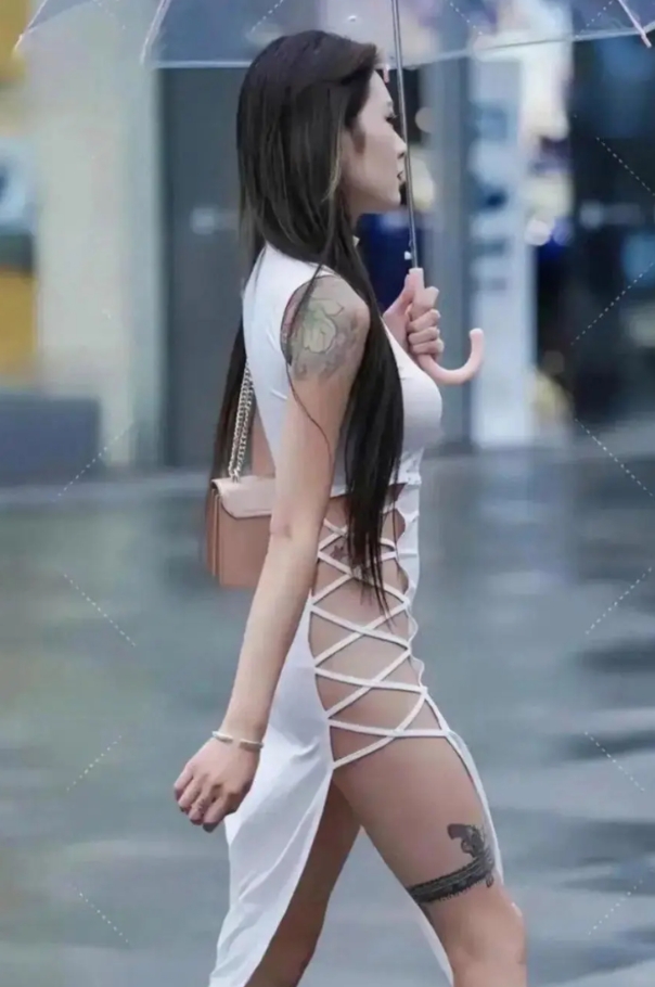 穿了跟没穿一样！哈哈哈哈 [大笑][大笑][大笑][大笑][大笑]