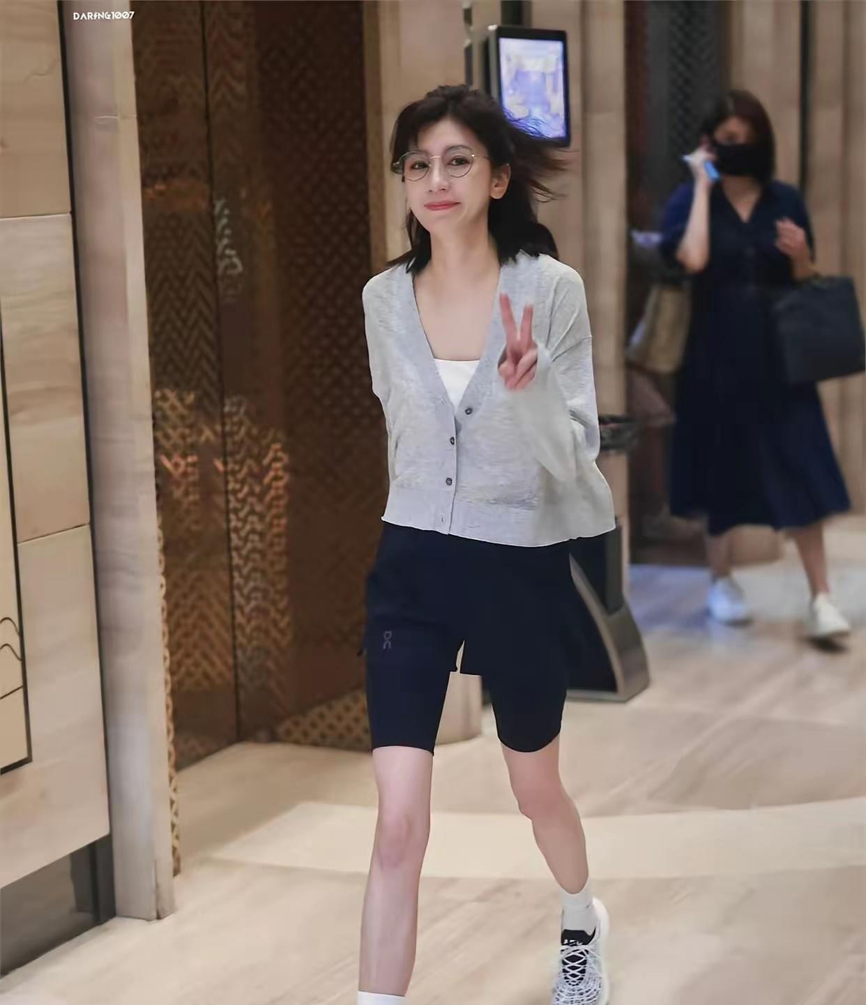 贾静雯看起来越来越小了