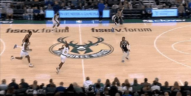 一下顶飞！哈登直接把库兹马撞飞几米！
在今天NBA常规赛快船对阵雄鹿的第一节比赛
