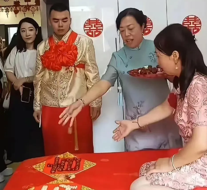新娘就是年纪大了一点点，不影响枣生贵子！