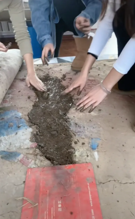 有一位南方的朋友问我：我一直很好奇你们东北的炕，为啥不在砌炕的时候在水泥砖头下面
