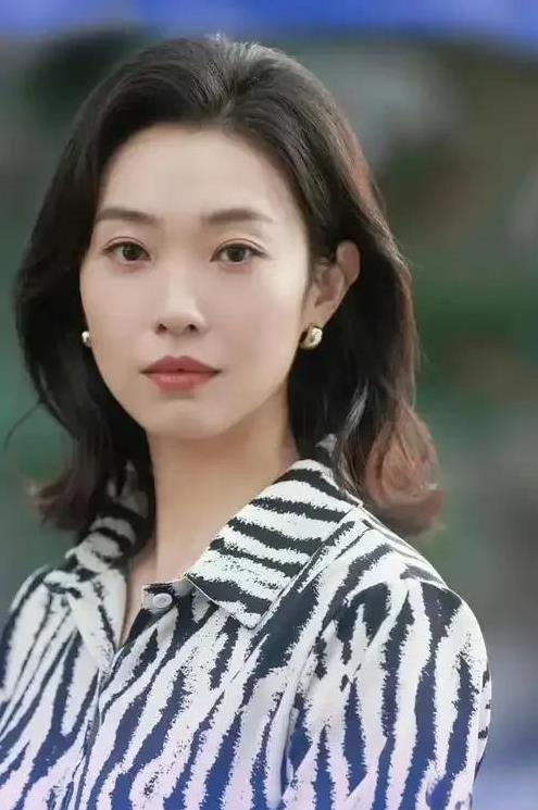 高叶和王佳佳真挺有意思，跟宋佳一样，都是那种极具辨识度的东北长相。年轻的时候，她