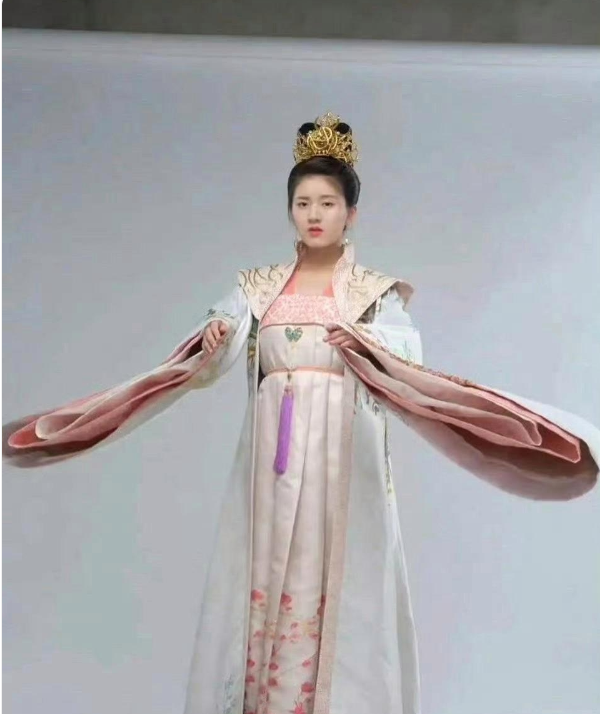 这组照片中，她的造型与以往清新甜美的形象大相径庭，展现出强烈的视觉冲击力和戏剧张