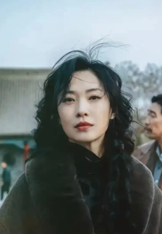 最近热播的电视剧《漂白》，可谓是悬疑叫惊悚。

女主角宋红玉，由演员王佳佳饰演。