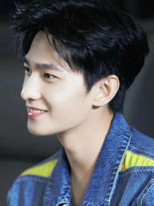 杨洋恋情大揭秘？前助理疯狂爆料！