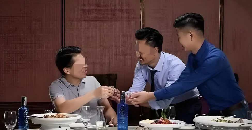 湖北黄石，男子外地出差，客户为了哄男子高兴，给他安排了上好的酒店，和一名妙龄女子