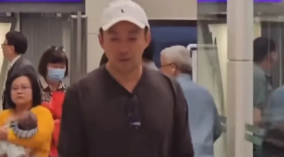 相信汪小菲是真的难受，
就在刚刚他抵达了台湾桃园机场，
他眼眶泛红，
双手合十，