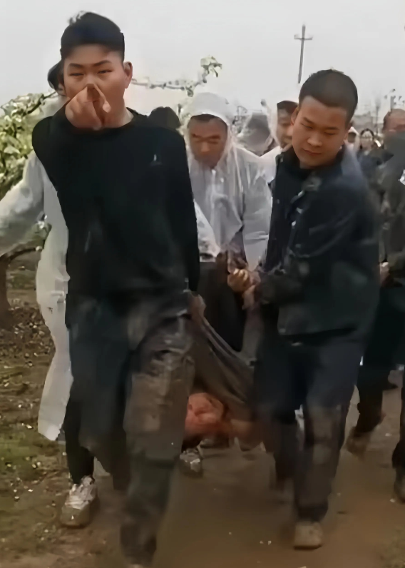副县长带着400余号人，一哄而上强拆大学生创业果园，有人被抬走时大喊“救命”，阵
