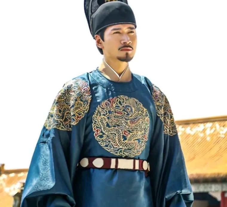 无论从哪个角度看，朱标都是历史上最完美的继承人。

立嫡，他是马皇后的儿子。
立