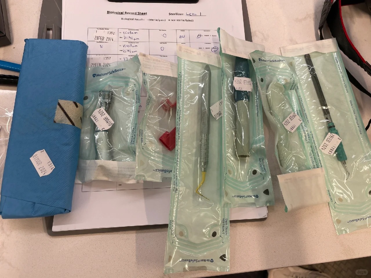 请大家暂停一秒恭喜我一下吧
临时工入职三周后转正为full time
牙诊所正式