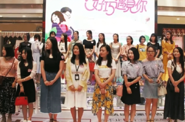 大龄剩女崩溃了，杭州举办的千人相亲大会居然没有男人去。 前不久一场盛大的相亲大会