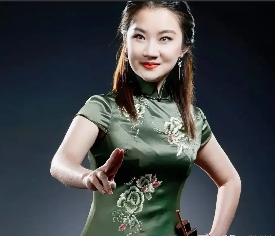 快来瞧瞧，郭德纲在抖音直播竟然学会谢榜了！今儿个陶阳姐姐陶婉岚给郭德纲当起直播了
