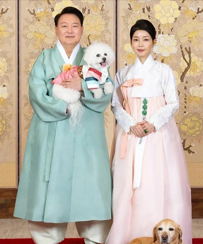 韩国第一夫人金建希，和老公为中秋节拍了一组图，怀里的狗子挺可爱的，就是金建希这侧