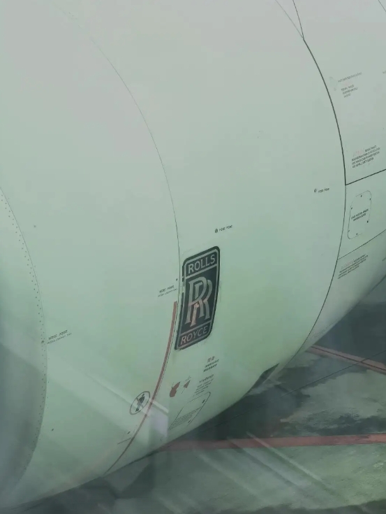 这是劳斯莱斯吗?平常坐飞机，还没注意到这个细节。是空客330-200宽体机。