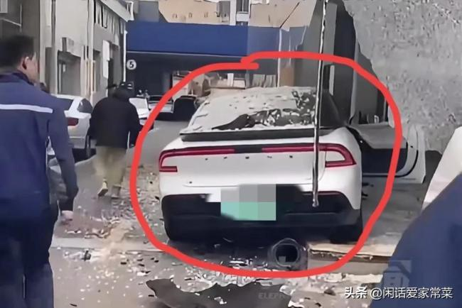 女子试驾竟失控冲进4S店，多辆豪车无辜受损！