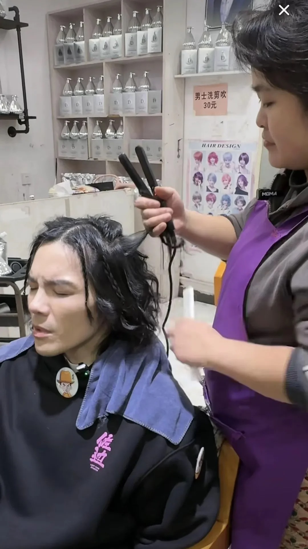 家人们，今天这场理发趣事，真能承包一年笑点！发型师晓华本想安安稳稳剪个头，哪成想