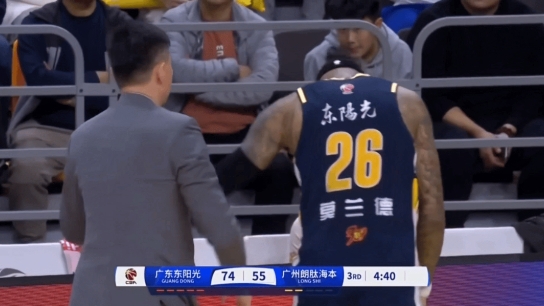莫兰德玩儿大了，被杜锋当众打屁股，逗乐座无虚席的观众[捂脸][捂脸][捂脸]
莫