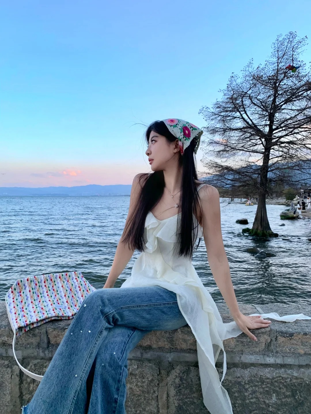 赵昭仪穿搭也太适合旅行啦！
吊带裙➕牛仔裤yyds！！
真的太喜欢了 也很适合春