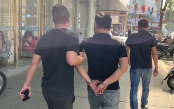 这人禽兽不如！福建，男子酒后经过侄女家，看到侄女家的窗户没关，于是通过爬窗的方式