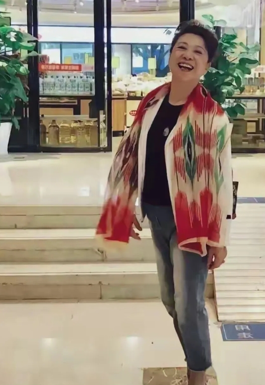 我觉得比起刘晓庆，王馥荔这才是真的美。
她和刘晓庆同岁，看上去状态比刘晓庆好多了
