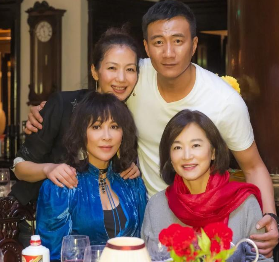 2015年，刘嘉玲拿着价值30万的金碗筷，对胡军说：“我要做你儿子的干妈，这是见