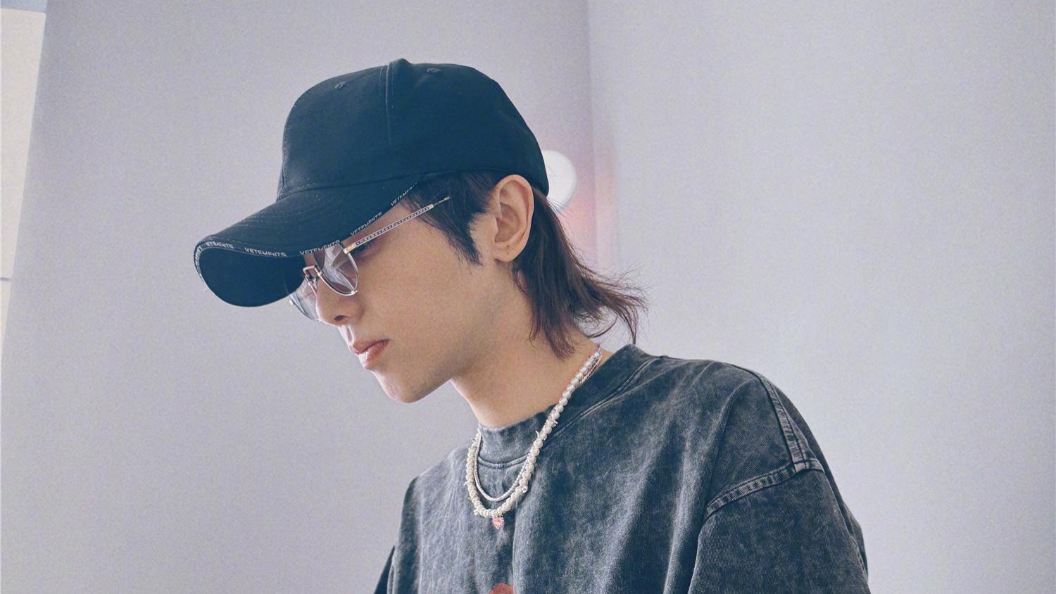 百万粉丝停更、歌迷公开招募律师维权，华晨宇又将迎来一次挑战