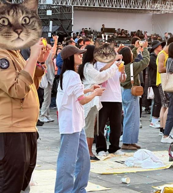 董洁出道后凭借清纯形象在演艺圈崭露头角，经历诸多波折。近期，她带着儿子顶顶回大连