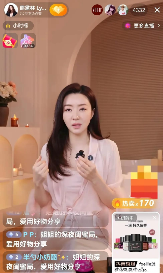 熊黛林，曾经的“天王嫂”，如今在直播间里玩起了“尺度大”的梗，这可真是让人大跌眼