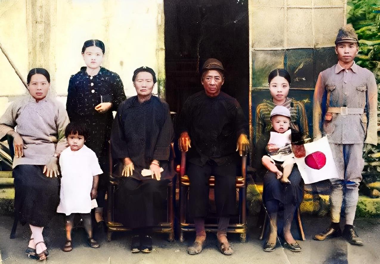 1937年，南京城被日军攻陷后，台籍日本兵将这个消息告诉了台湾的家人。家人们却张