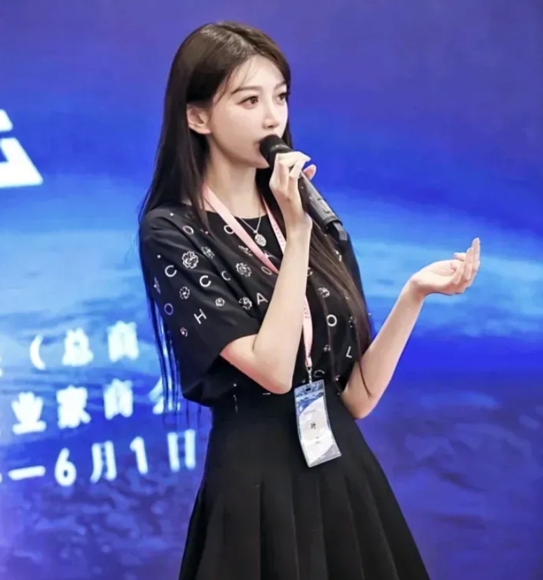为什么黄晓明不在意叶珂的八卦？大概率是因为这3个原因：

1、黄晓明喜欢叶珂，所