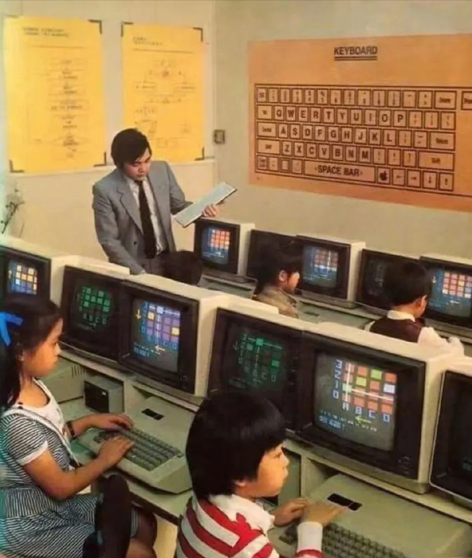 找到一张来自上个世纪90年代的照片，那个时候的香港小学生上电脑课，这玩意估计国内