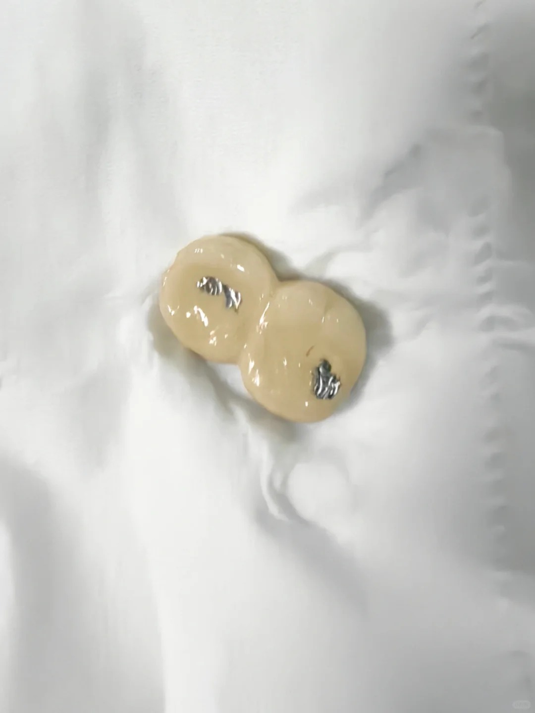 为什么烤瓷牙会臭!
刚装上一个星期，这几天总觉得嘴巴里有铁锈味，有时吸一口还能闻