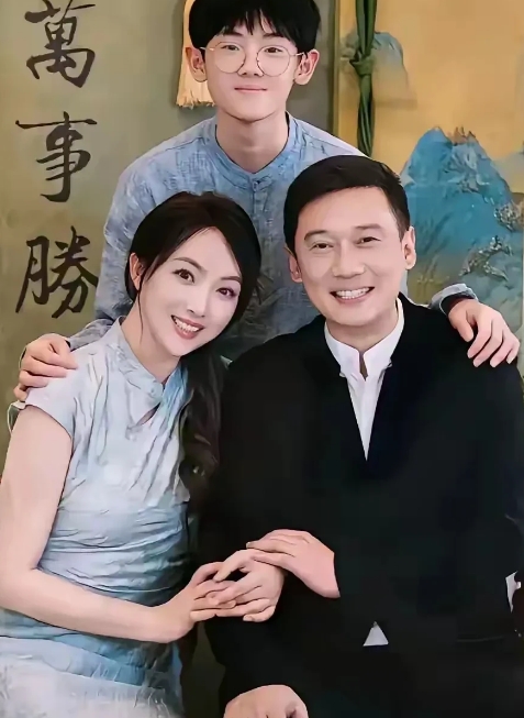 这一家颜值真是天花板，美女颜值最高，这位帅哥，曾经出演过，我的兄弟里面的“文书”