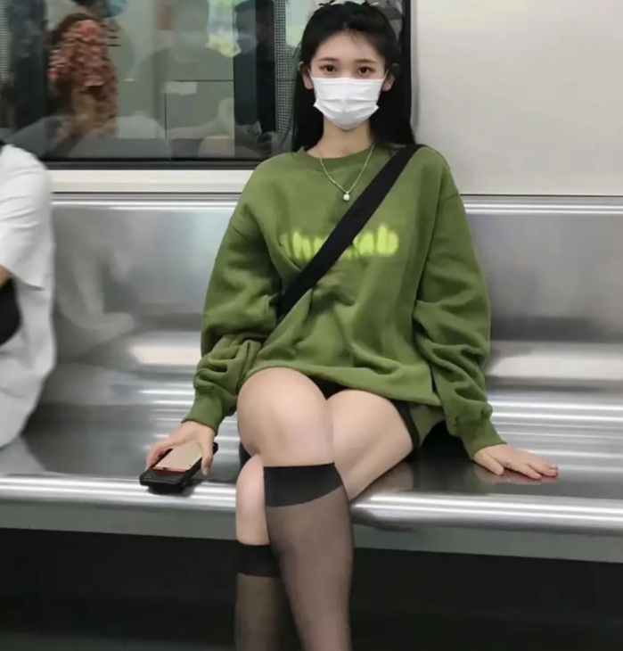 昨天晚上下班在地铁上，遇到了一个超级尴尬又有点小激动的瞬间。坐在我对面的美女，她