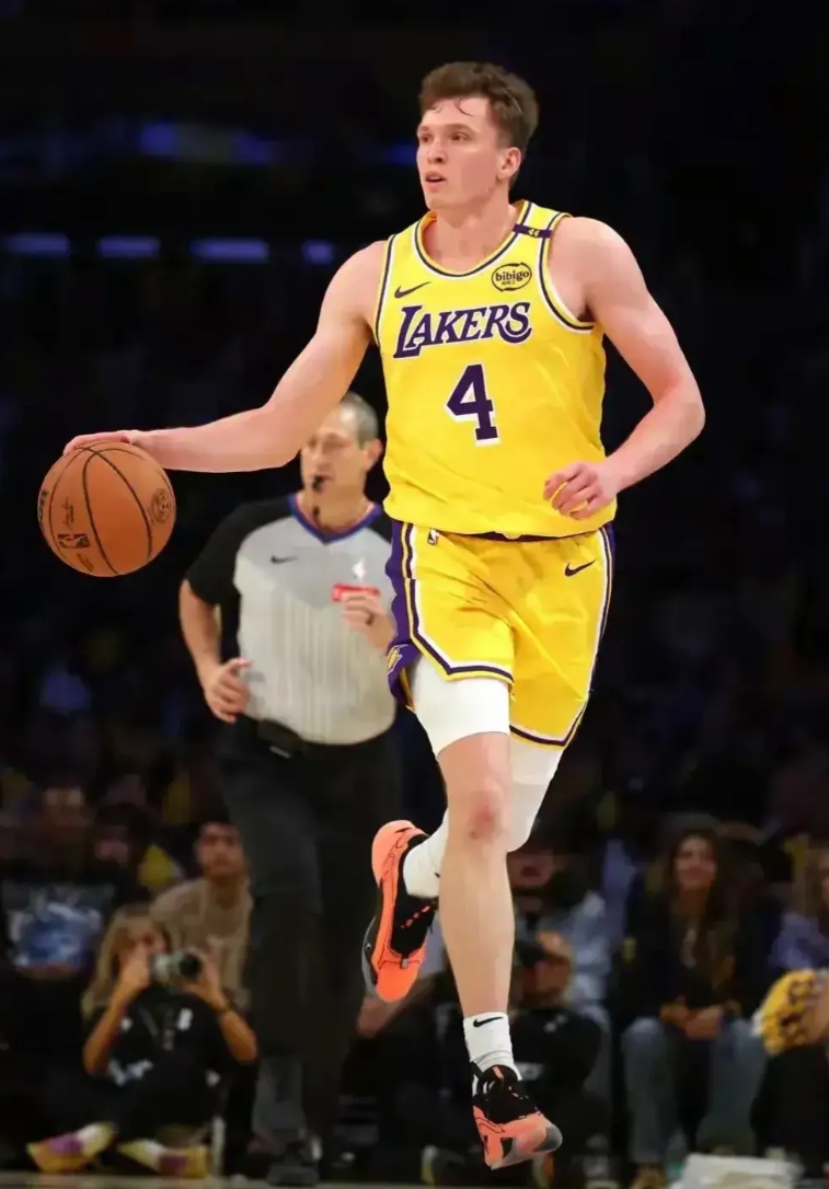 【16日的NBA两个爆炸消息：湖人新星成香饽饽，雷霆双星遭哄抢！】  

1️⃣