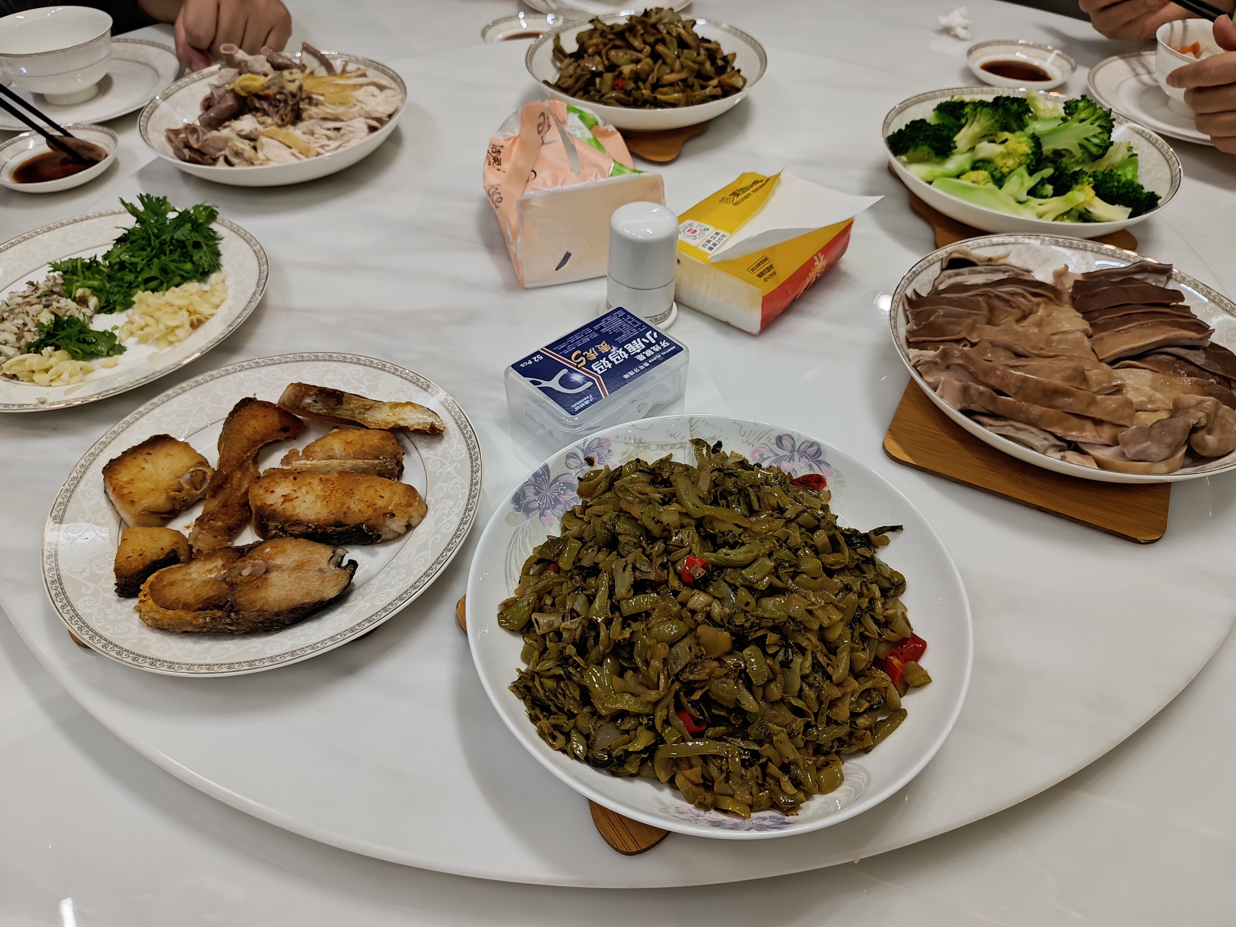 昨晚到我姐家吃饭，白切猪肚，粉肠，阉鸡，干煎马友鱼，炒酸菜，豆豉炒芋客。很湛江。