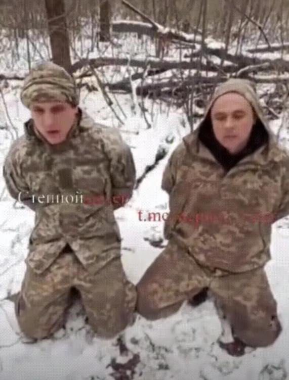 令人愤怒，被俄罗斯俘虏的乌军第22旅的两名士兵，他俩在俄军用枪不断的追问下终于承