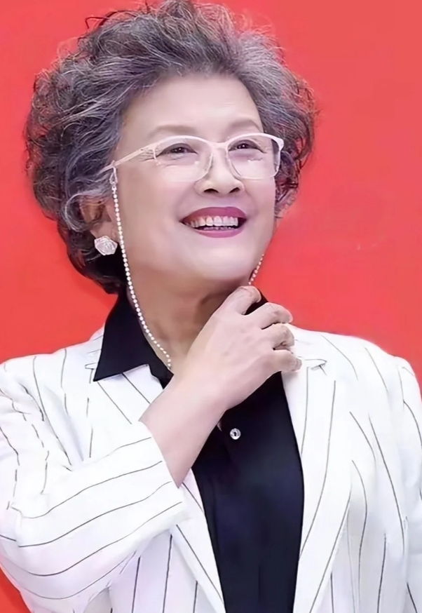 61岁却因演员邓婕一句话领养孩子