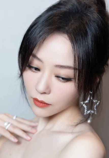张靓颖好美，身穿抹胸裙，婀娜迷人
张靓颖这造型好美，
身穿一袭抹胸裙，白皙婀娜，