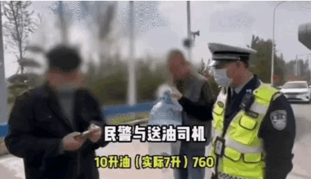 河南周口，一男子开车上高速，却因忘记加油，“趴窝”在高速路上，着急之下，男子拿出