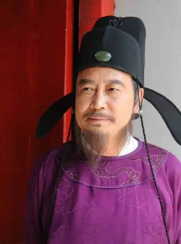 今天和大家聊一聊李林甫这个人

李林甫，姓李，妥妥的李唐宗室，并且这个宗室血缘还