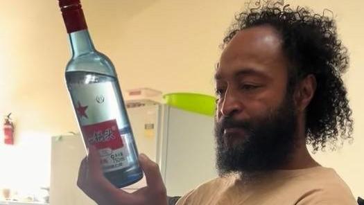 新西兰高薪打工梦？月入两万真相大揭秘，河南大叔的海外辛酸史