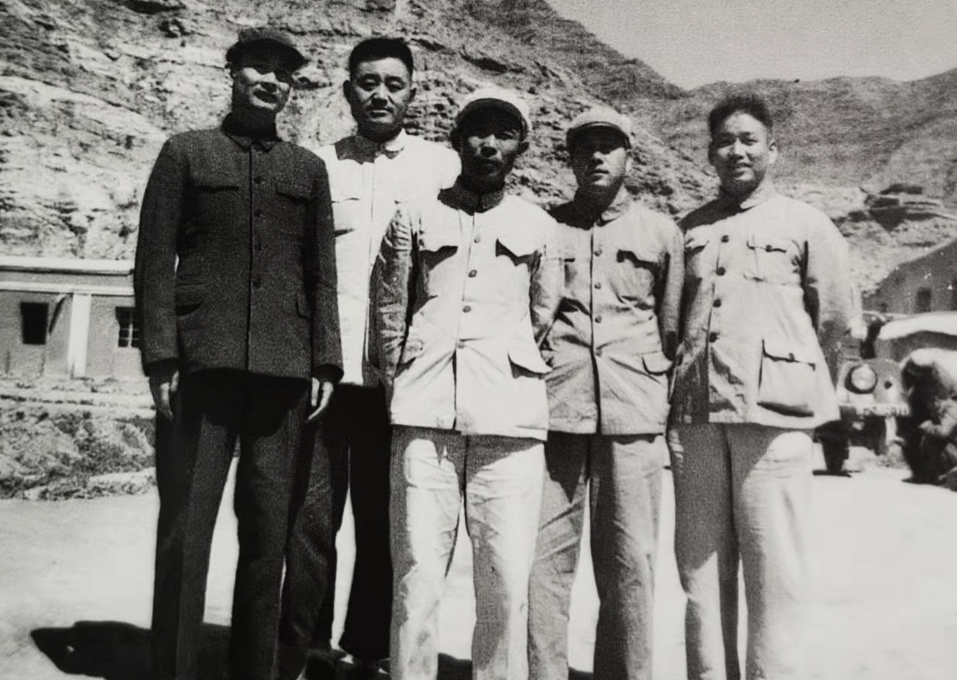 1970年，张掖火车站一辆进京火车被拦住，来人讲：“帮我给粟裕首长捎些香肉。”火